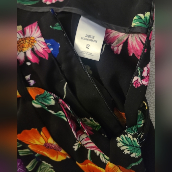 Express Women’s Extreme High Rise Floral Flared Tie Belt Shorts - Picture 4 of 7